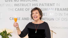 katalin-reimann-holding-champagne